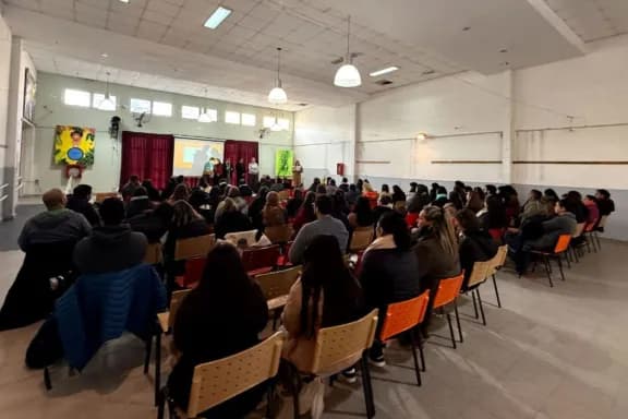 Más de 240 docentes participaron de las capacitaciones del programa Red de Escuelas que Transforman - imagen de origen
