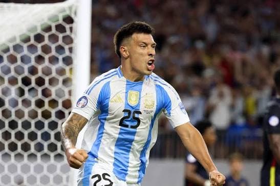 Orgullo entrerriano: el gualeyo Lisandro Martínez brilló, convirtió un gol y fue figura en la clasificación de Argentina a octavos - 7PAGINAS - imagen de origen