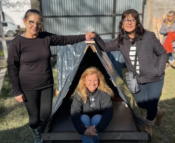 Más de 100 personas construyeron 15 cuchas para perros callejeros en Concepción del Uruguay - imagen de origen