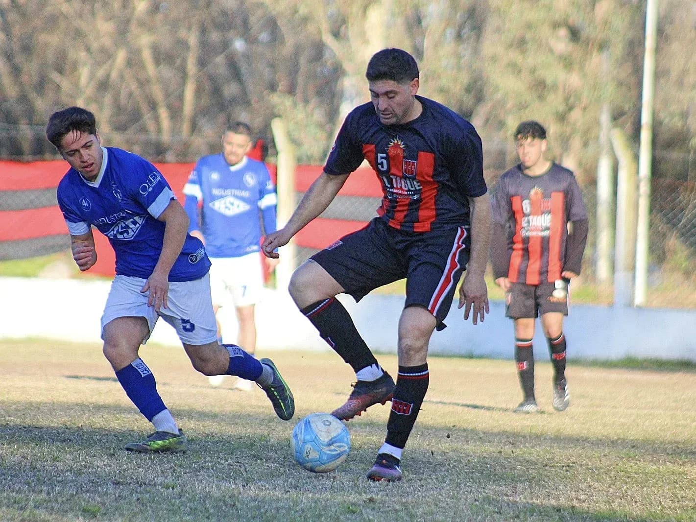Central Entrerriano y Deportivo Urdinarrain protagonizaron el partido de la fecha y Juventud Unida empató, pero sigue cómodo en la cima - imagen de origen