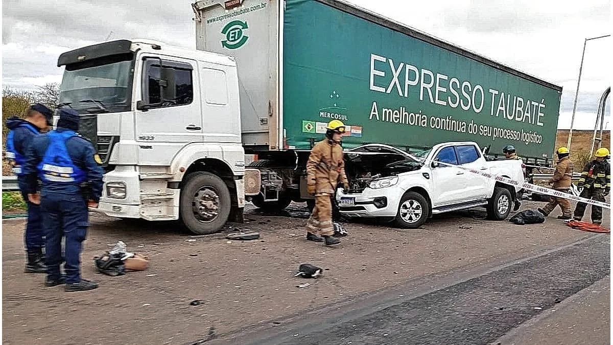 Dos muertos por un accidente entre una camioneta y un camión en la intersección de ruta 14 y 18 - imagen de origen