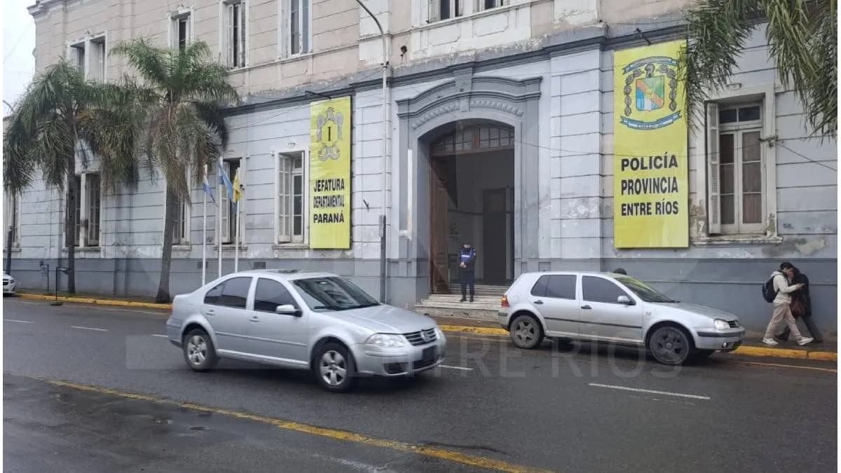 Allanaron la Jefatura Central de la Policía y la Departamental Paraná: detuvieron al subcomisario Rosatelli - imagen de origen