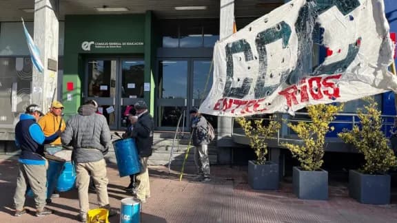 Tras una jornada de protesta, la Provincia se comprometió a reactivar la asistencia alimentaria y de indumentaria - imagen de origen