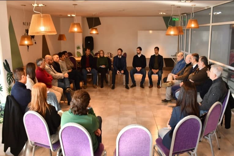 El sector público y privado buscan acordar medidas para reducir la burocracia y aliviar la carga tributaria - imagen de origen