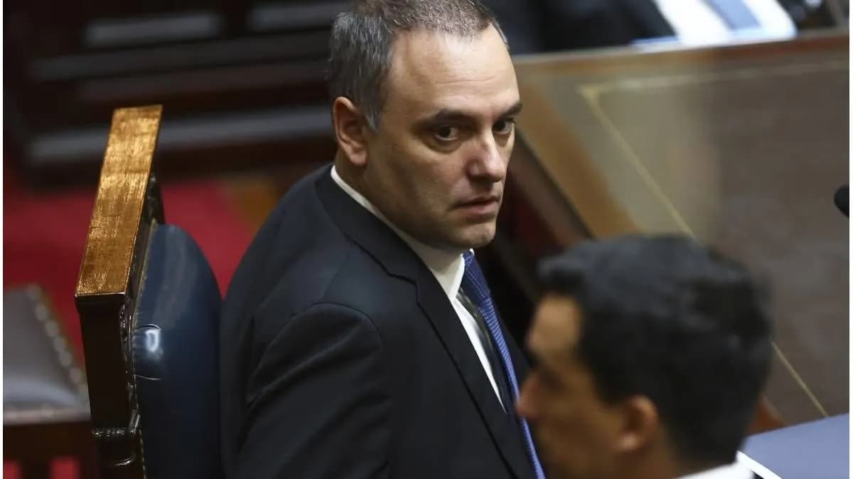 Prohibieron la salida del país a Manuel Adorni por peligro de fuga inminente - imagen de origen