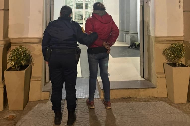 Una mujer fue detenida tras ser acusada de estafar a un comercio local - imagen de origen