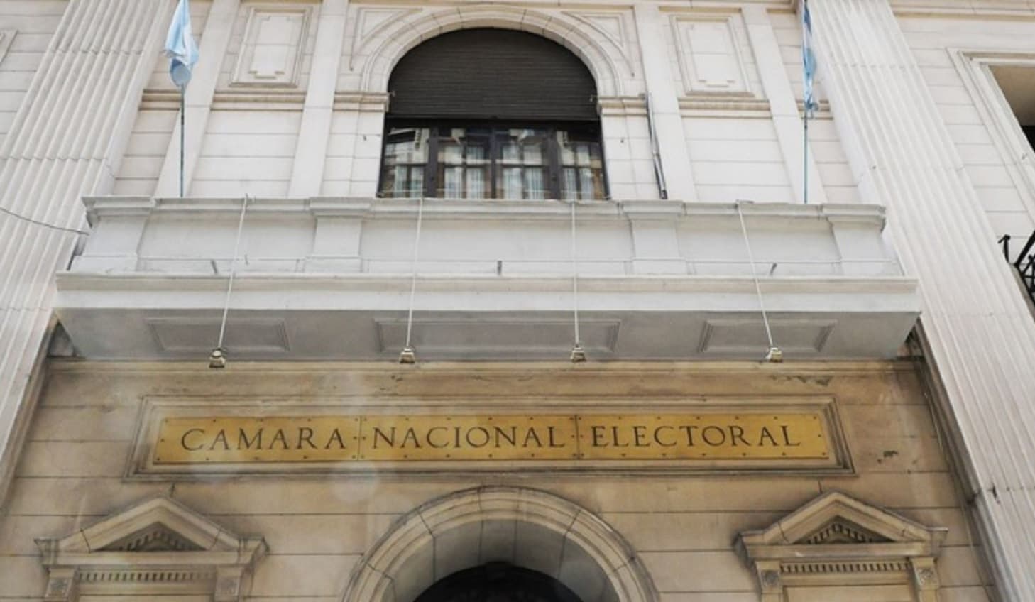 Revés judicial para el Gobierno: declaran nulo el DNU que pasaba el trámite de ciudadanía a Migraciones - imagen de origen