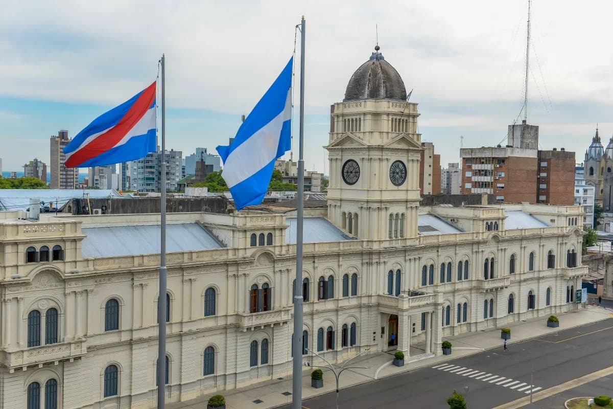 El gobierno provincial convocó a estatales y docentes a mesa paritaria para el próximo lunes - imagen de origen