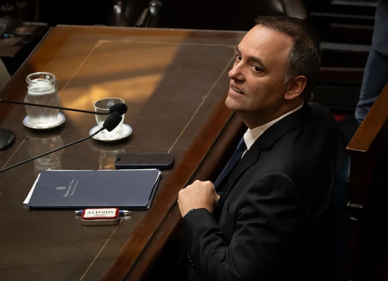 Prohibieron la salida del país a Manuel Adorni por peligro de fuga inminente - imagen de origen