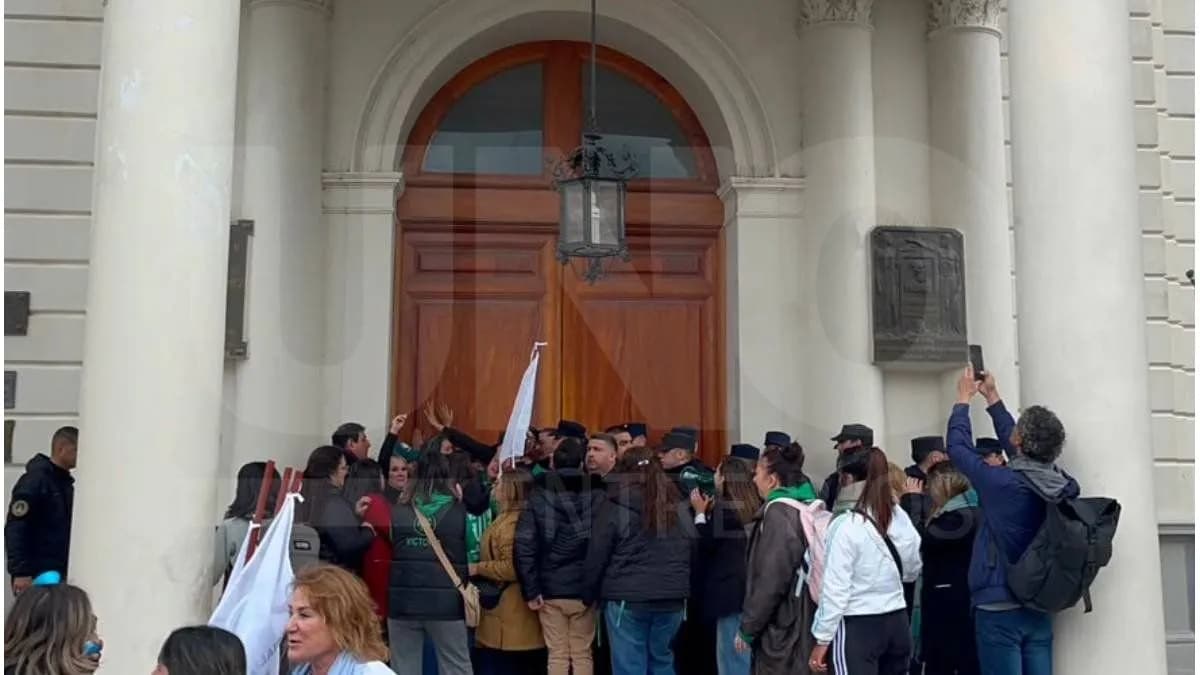Hubo tensión en las puertas de la Casa de Gobierno - imagen de origen