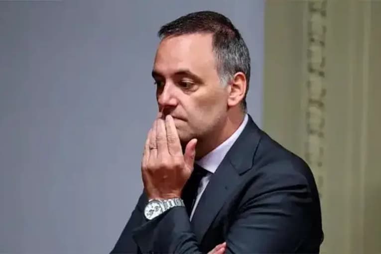 La Justicia prohibió la salida del país de Manuel Adorni por riesgo de fuga - imagen de origen