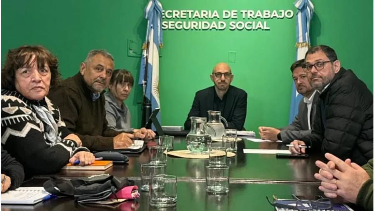 No hubo acuerdo con los estatales y el gobierno otorgará por decreto un aumento del 3% en julio - imagen de origen