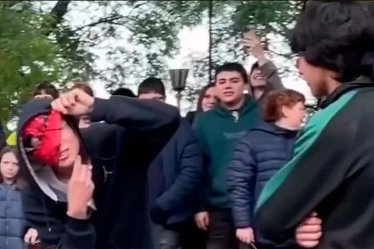 Primera batalla de “farmear aura” en Paraná: un centenar de jóvenes desplegó su carisma - imagen de origen