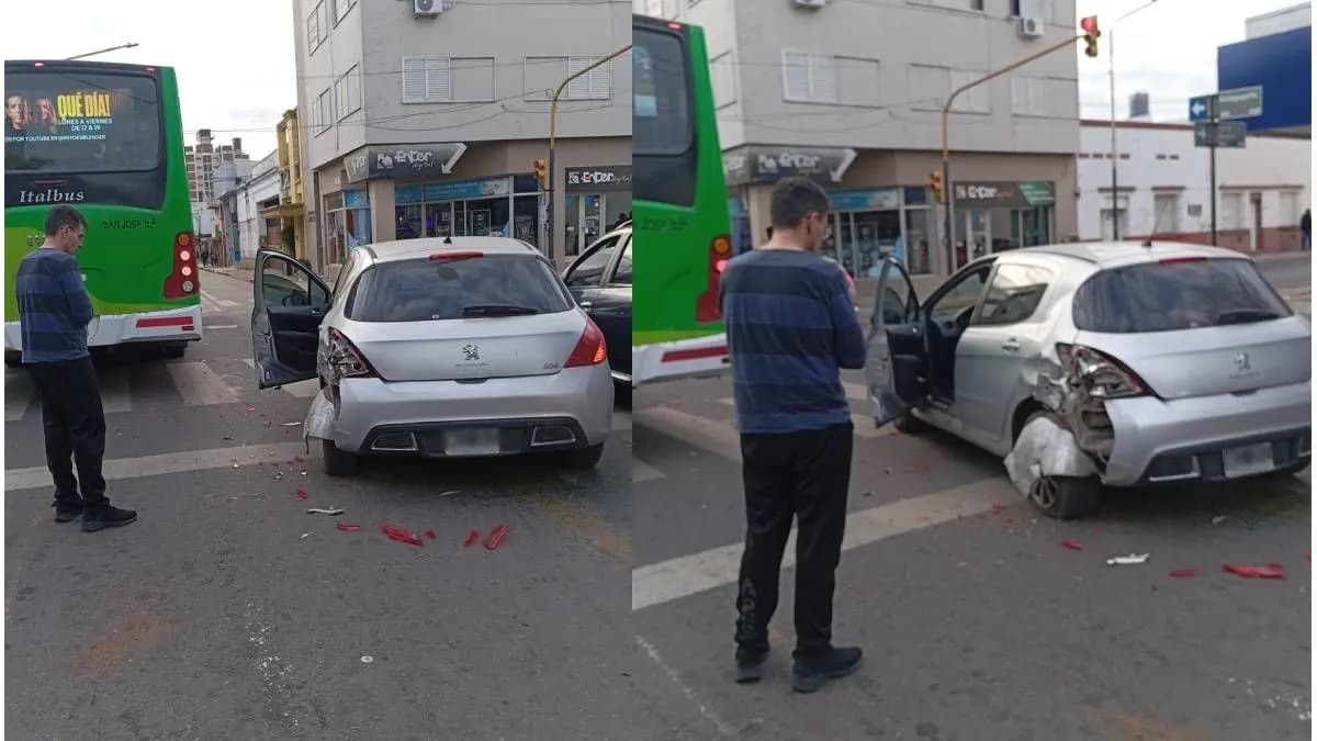 Paraná: un colectivo chocó de atrás a un auto en una esquina semaforizada - imagen de origen