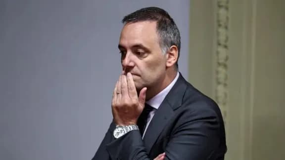 Prohibieron la salida del país a Manuel Adorni por peligro de fuga inminente - imagen de origen
