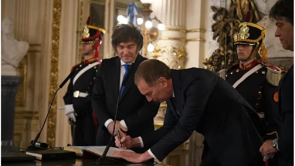 Diego Santilli juró como jefe de Gabinete con Rogelio Frigerio entre los presentes - imagen de origen