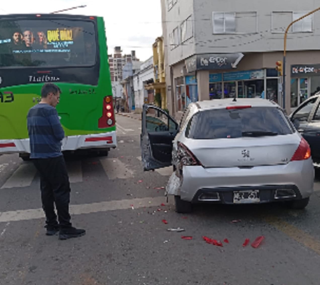 Colectivo y auto chocaron el Gualeguaychú y Belgrano - imagen de origen
