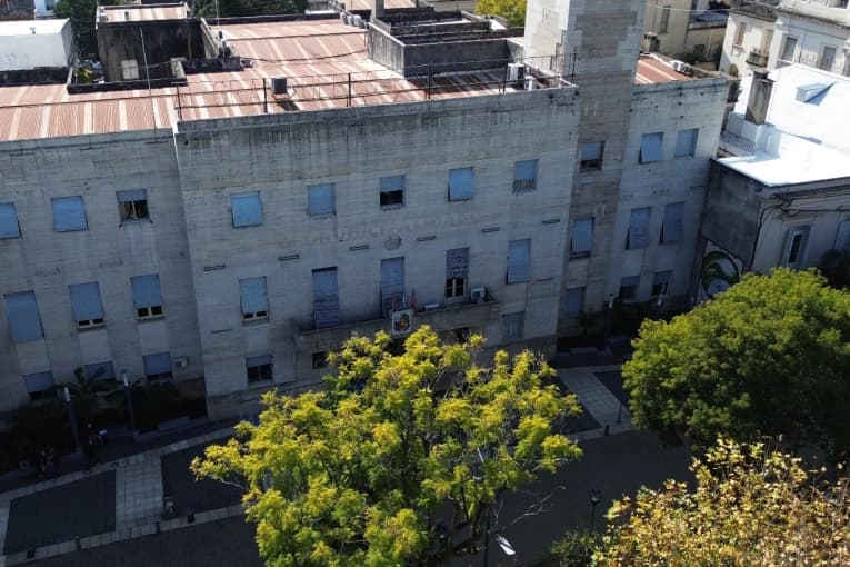 Cesantearon a un empleado municipal que atendía una peluquería en horario de trabajo - imagen de origen