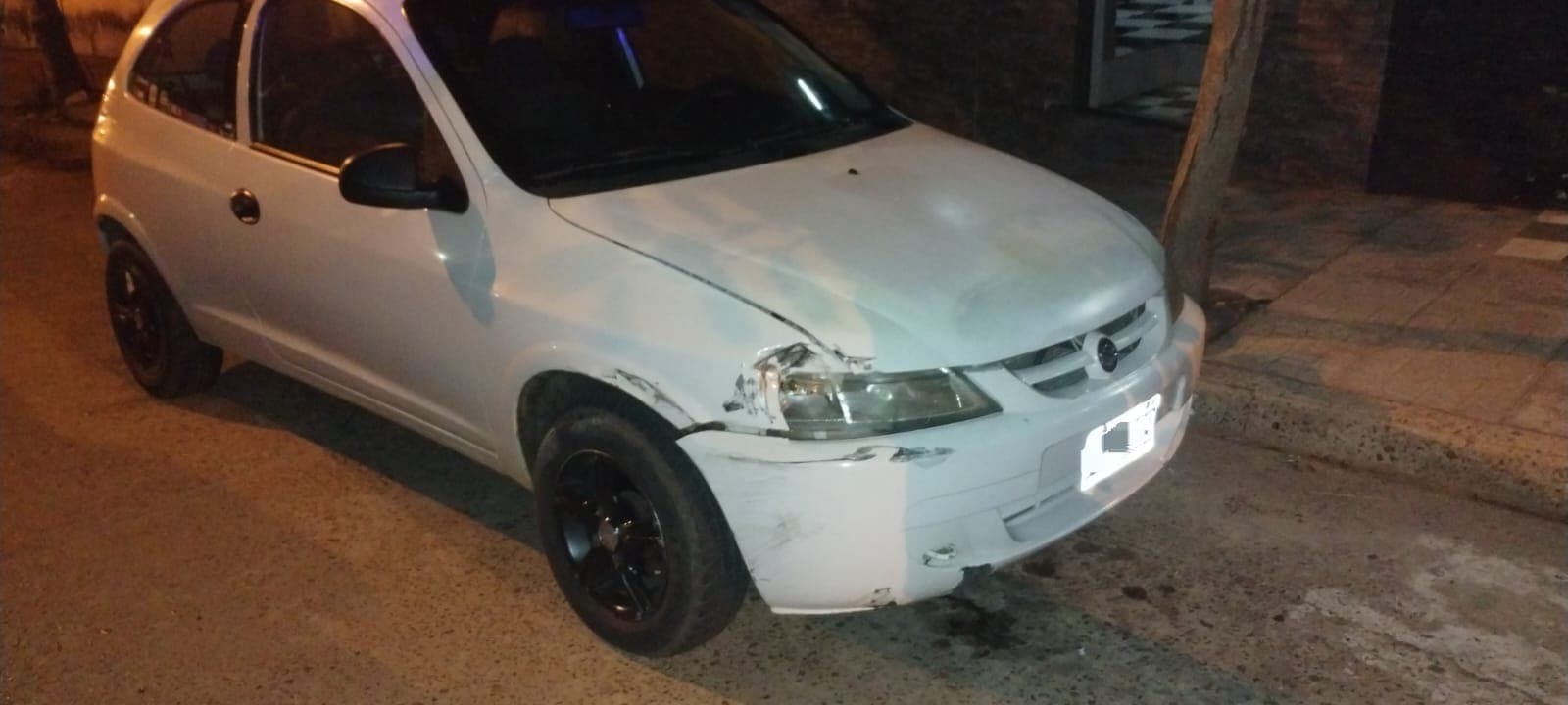 Concordia: conductor alcoholizado chocó un auto estacionado y fue encontrado dormido dentro de su camioneta - 7PAGINAS - imagen de origen