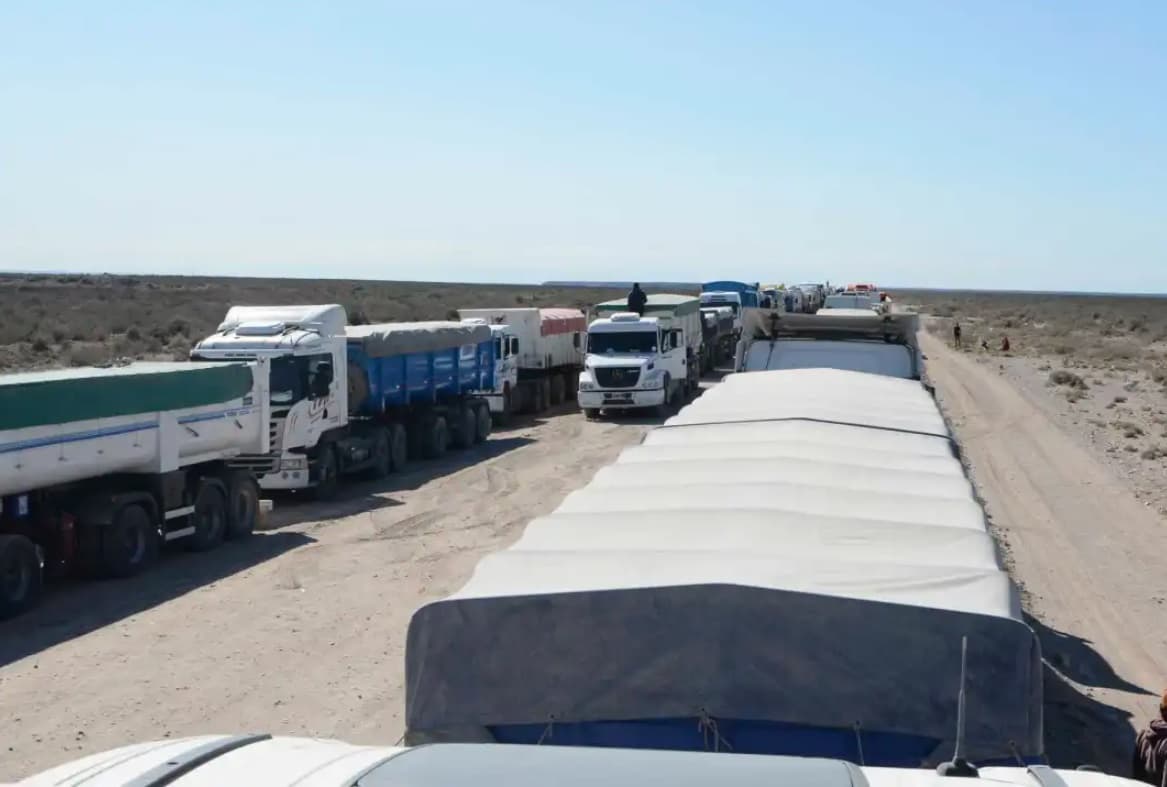 La Pampa quiere cobrar peaje a los camiones que llevan arena de Entre Ríos a Vaca Muerta - Dos Florines - imagen de origen