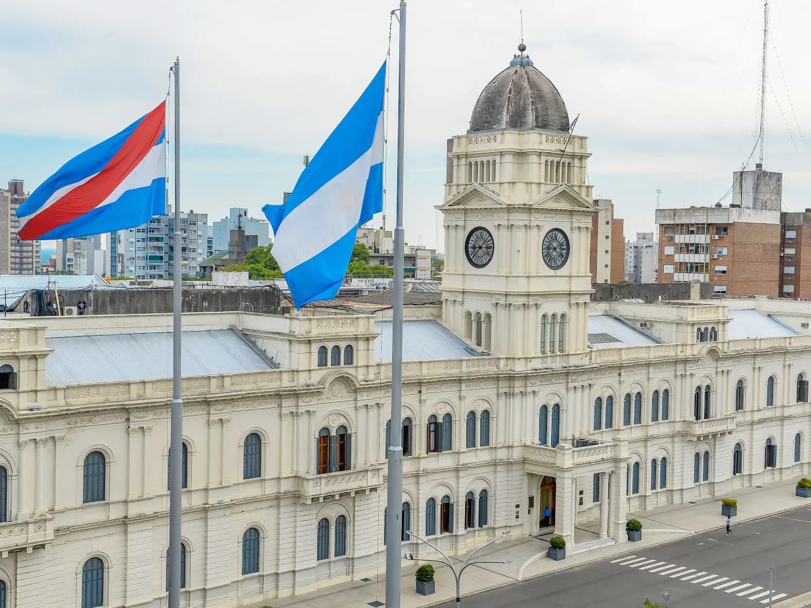 El gobierno provincial convocó a estatales y docentes a mesa paritaria para el próximo lunes - imagen de origen