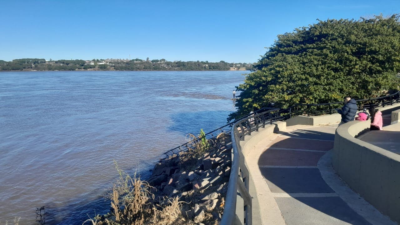 El río Uruguay creció seis metros en tres días en Corrientes y el caudal comienza a llegar a Salto Grande - 7PAGINAS - imagen de origen