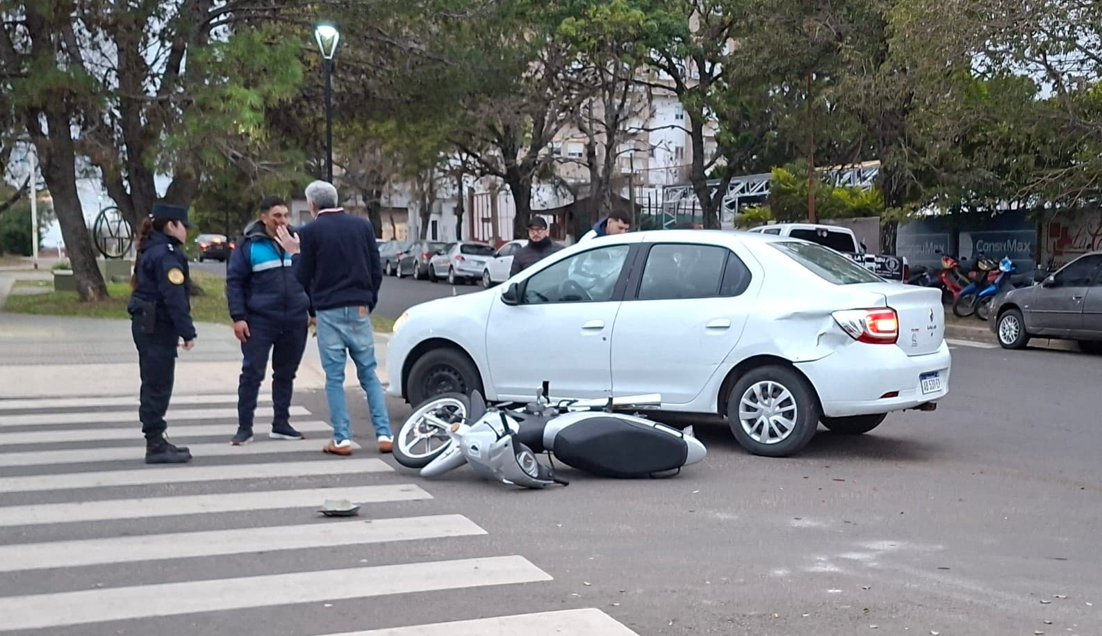 Ciclista lesionado de una colisión frente al club Rocamora - imagen de origen