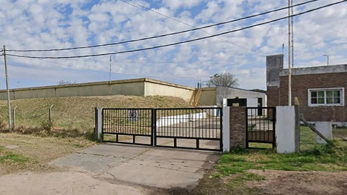 Agua potable: continúa la limpieza de la cisterna del centro de distribución Ejército - imagen de origen