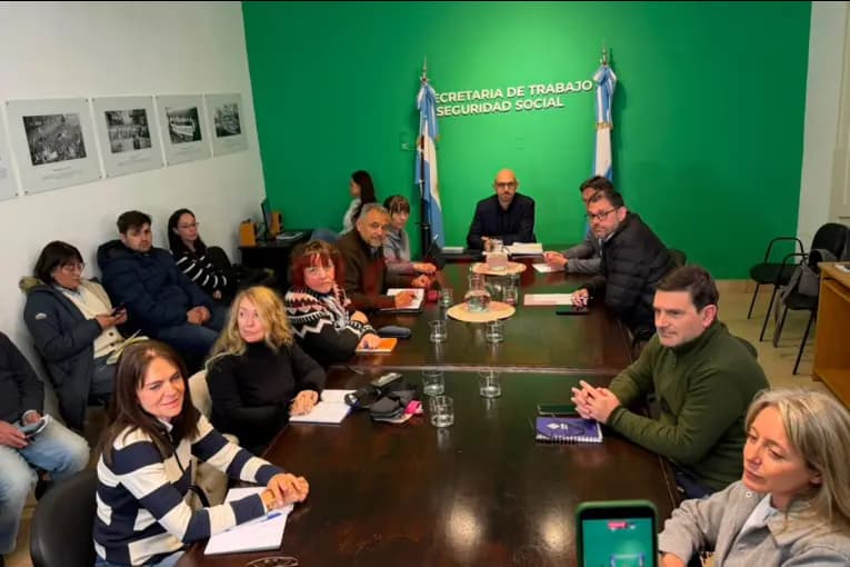Paritaria estatal: el Gobierno mejoró la propuesta y liquidará los haberes de julio con aumento - imagen de origen