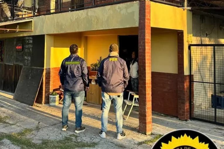 Allanamiento en Paraná: secuestraron dólares y vehículos en una causa por robo de dinero - imagen de origen