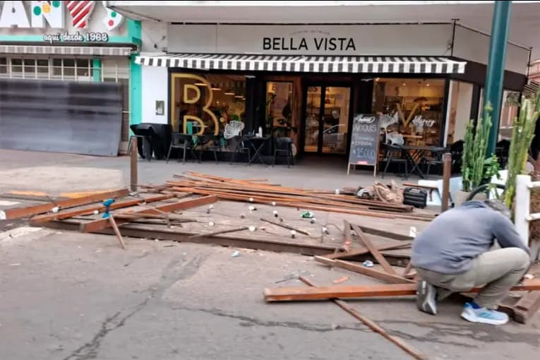 “Es una lástima porque opaca todo”: reparan la pérgola destrozada en festejos por Argentina - imagen de origen