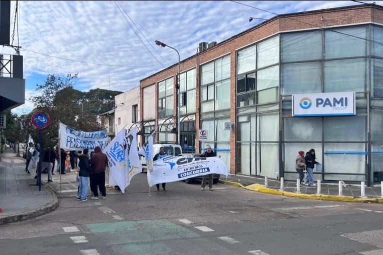 Con una ruidosa manifestación se entregó un petitorio a la titular del PAMI Concordia - imagen de origen
