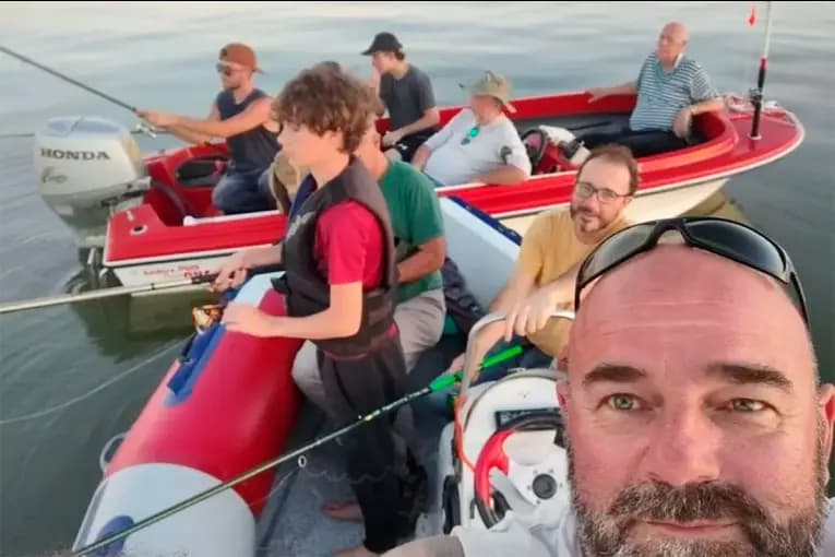 Hallaron un cuerpo en la costa bonaerense y buscan confirmar si es el último pescador desaparecido en el Río de la Plata - imagen de origen