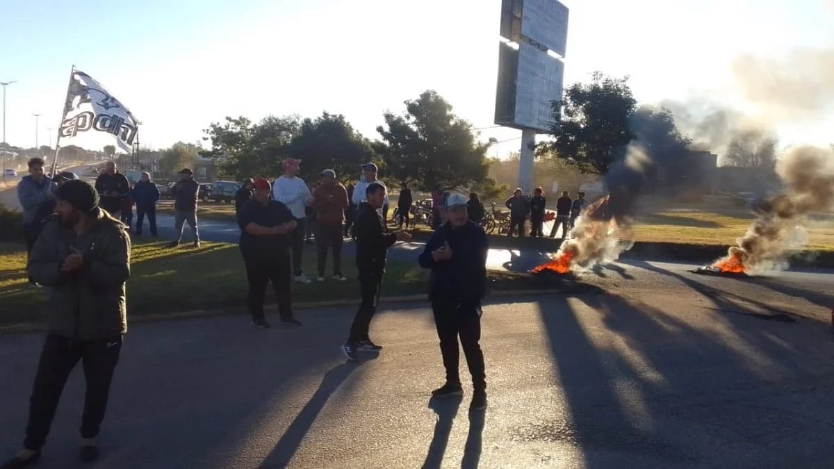 Trabajadores autoconvocados de Granja Tres Arroyos se manifestaron frente al Monumento a Urquiza - imagen de origen