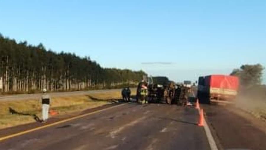 Segundo vuelco del día en la Autovía 14: un camión volcó a la altura de Liebig y el chofer se salvó de milagro - imagen de origen