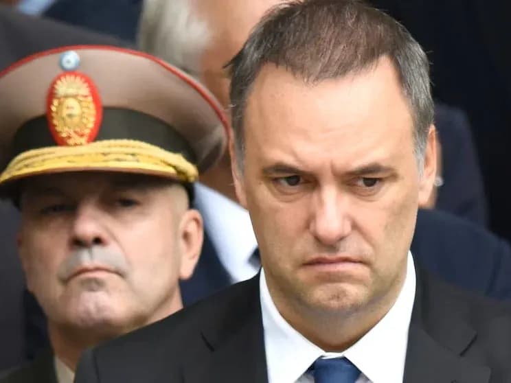 La Justicia le prohibió a Manuel Adorni salir del país sin autorización previa - imagen de origen