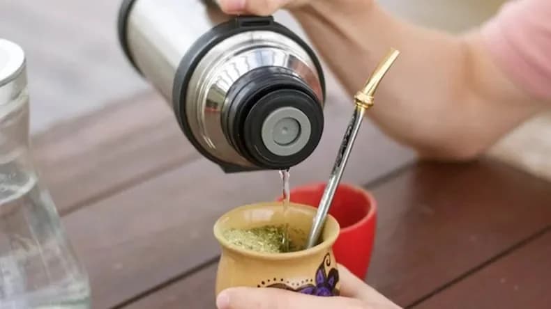 El riesgo oculto detrás del mate: advierten sobre el uso de termos truchos y sus posibles efectos en la salud - imagen de origen