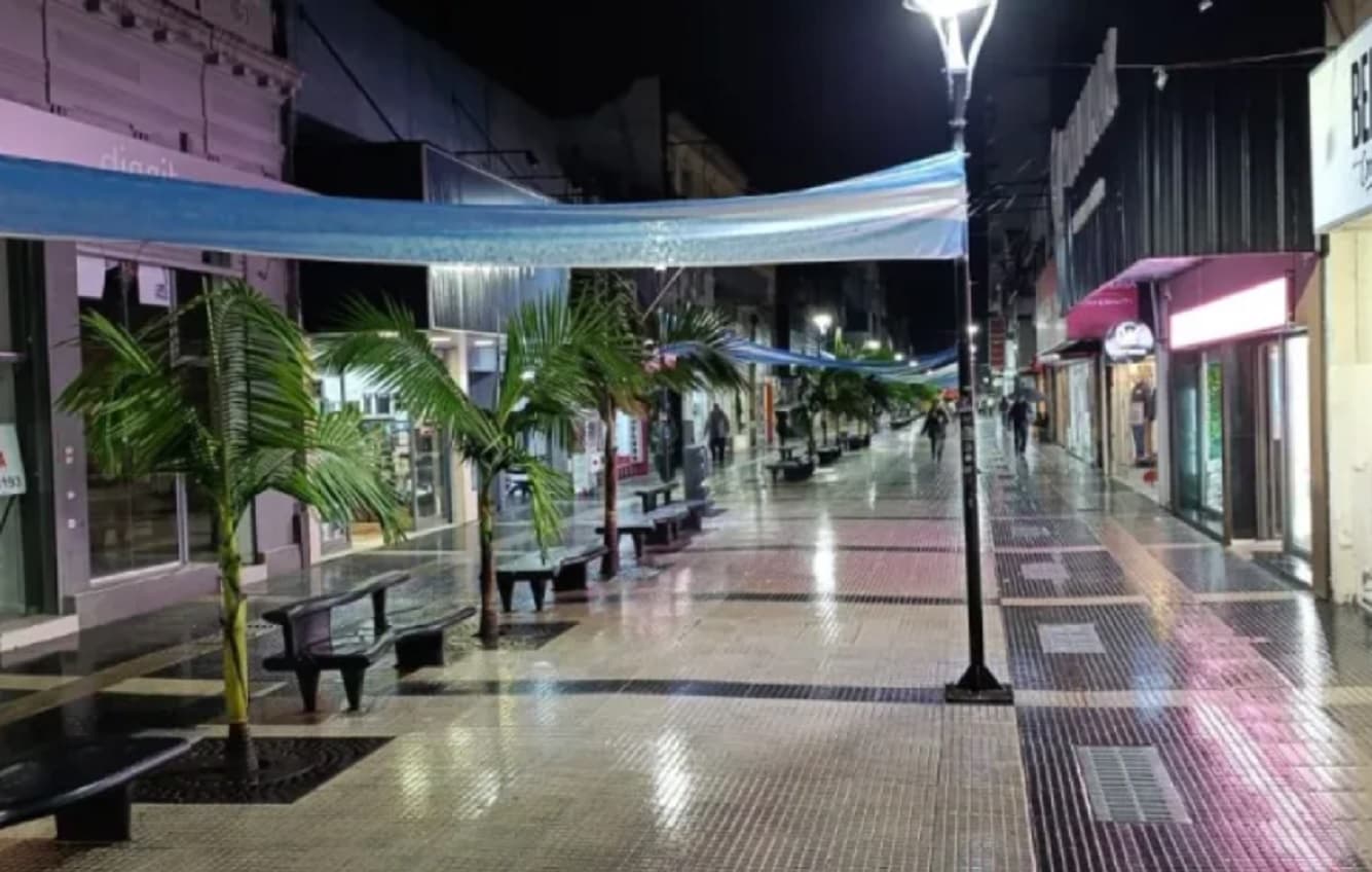 Piden que los comercios modifiquen su horario el viernes por el partido de Argentina - imagen de origen