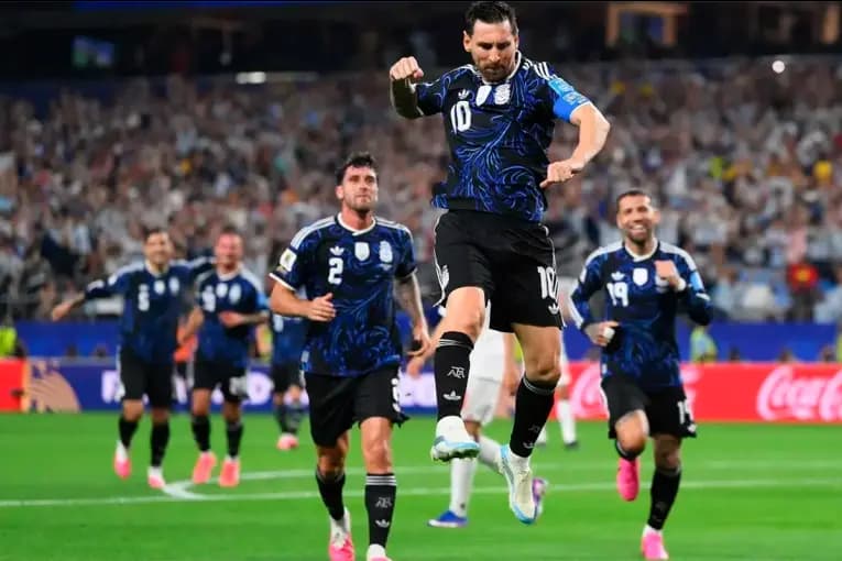 “Seguimos juntos”: Messi celebró el triunfo argentino y amplió su histórica marca en los Mundiales - imagen de origen