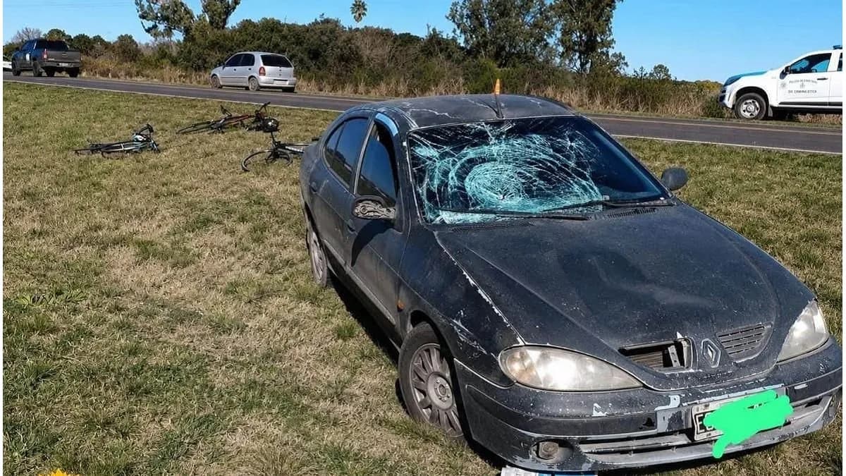 Ruta 12: un auto esquivó a otro sobre la calzada y chocó a tres ciclistas en la banquina - imagen de origen