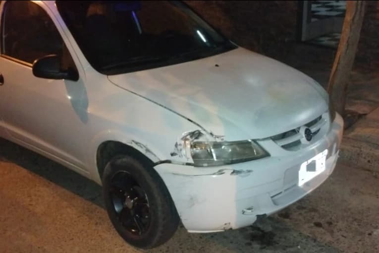 Lo encontraron durmiendo en su camioneta luego de chocar un auto estacionado - imagen de origen