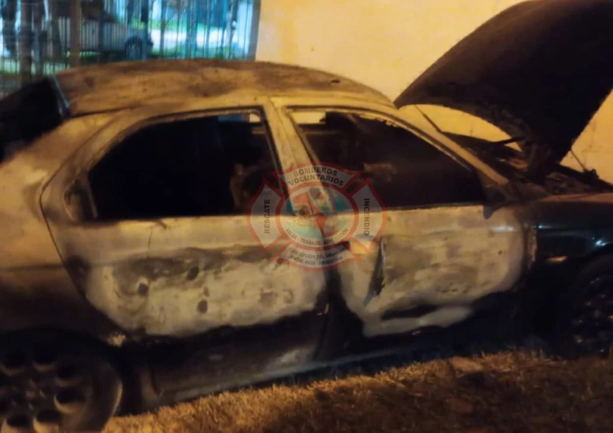 Un automóvil Alfa Romeo fue destruido por un incendio en la zona oeste de Concepción del Uruguay - imagen de origen