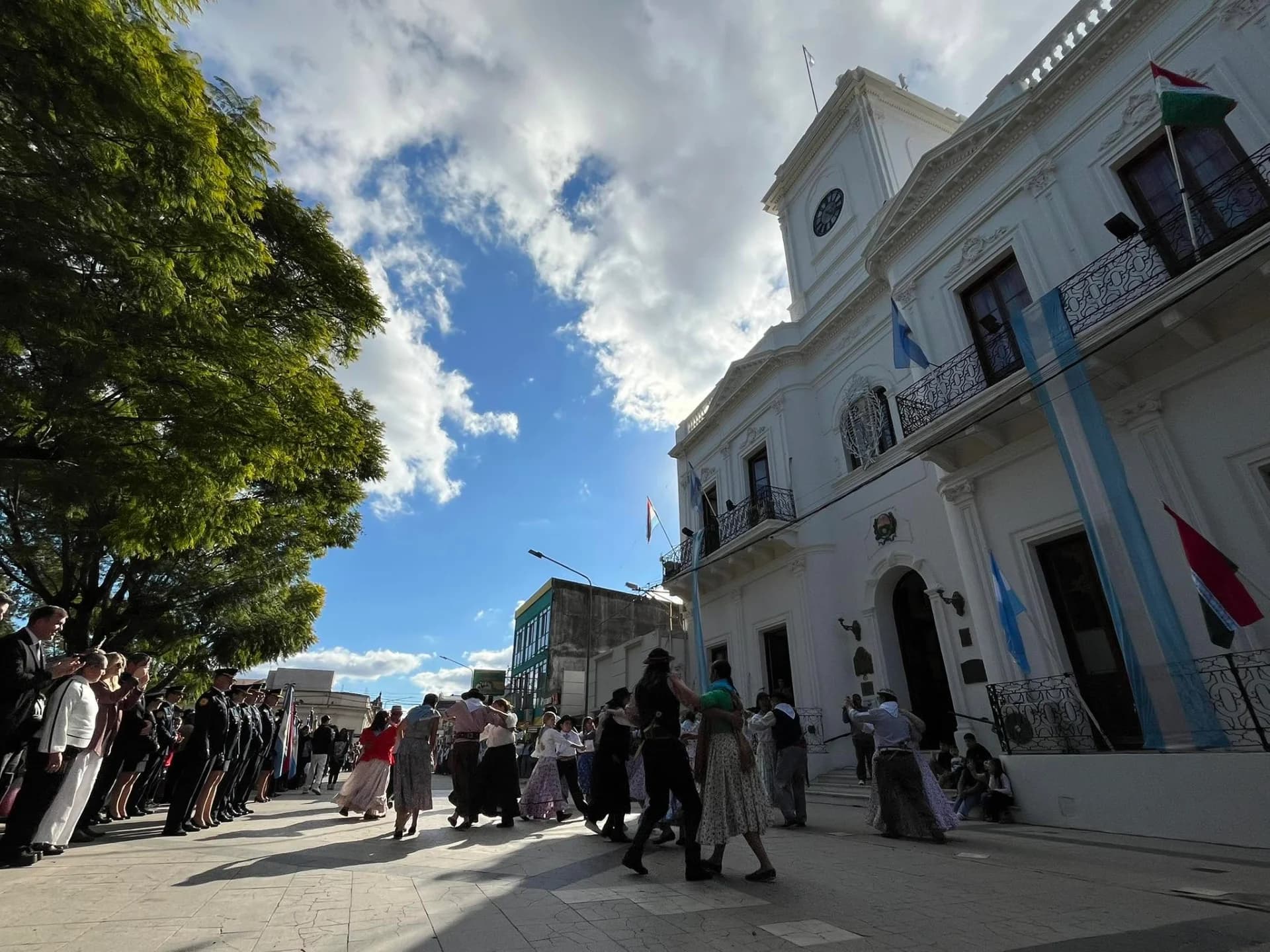 Nogoyá convoca a los comercios a participar del Concurso de Vidrieras por los 244 años de la ciudad - imagen de origen