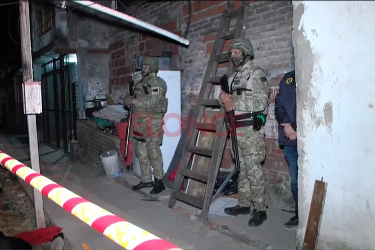 Allanaron la casa de los padres de un preso acusado de venta de drogas y secuestraron cocaína y marihuana - imagen de origen