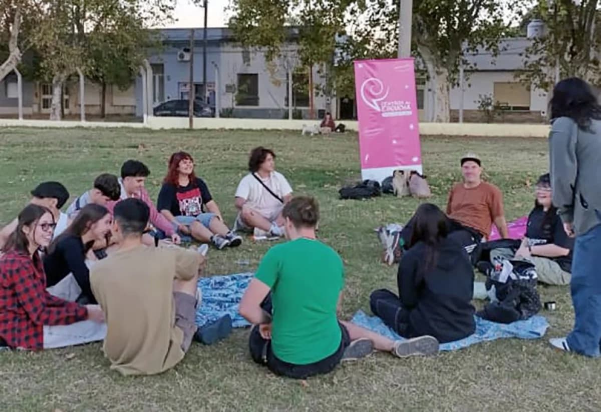 Un año escuchando a las adolescencias: el Centro de Escucha fortalece las redes de cuidado comunitario - imagen de origen