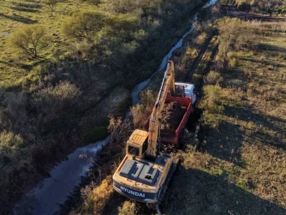 Por el fenómeno de El Niño, limpian la cuenca del Salinas en Urdinarrain - imagen de origen