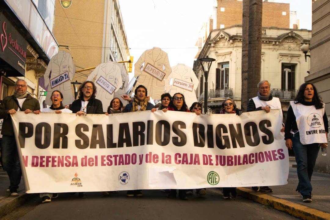 El Gobierno retoma la discusión paritaria salarial con estatales y docentes - imagen de origen