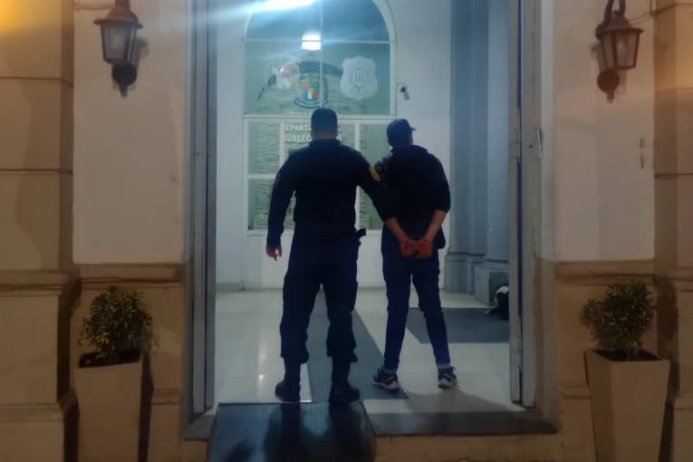 Incumplió el arresto domiciliario y fue detenido mientras caminaba por la calle - imagen de origen