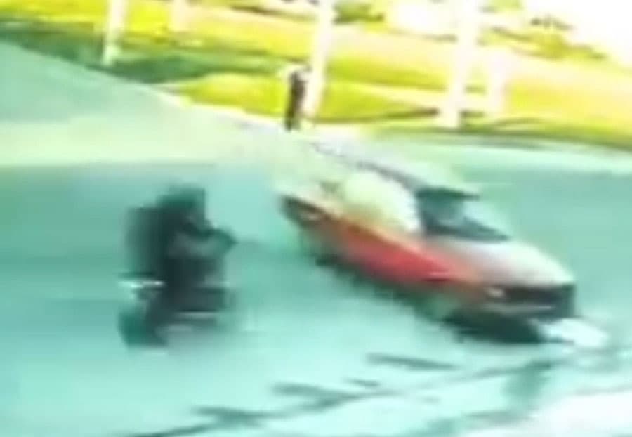 Choque en Concepción del Uruguay: el sol encandiló a un automovilista y colisionó contra una moto (VER VIDEO) - imagen de origen