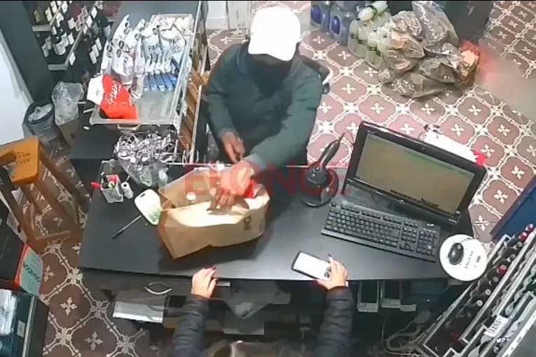 Video: delincuente asaltó con un cuchillo un comercio de bebidas y quedó filmado - imagen de origen